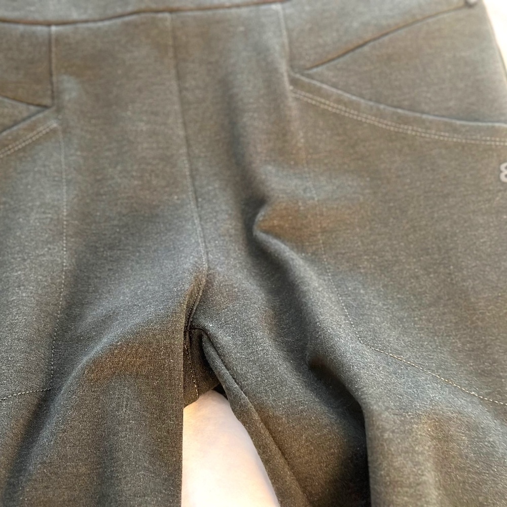 Women's tapered pants with front and back pockets in dark green